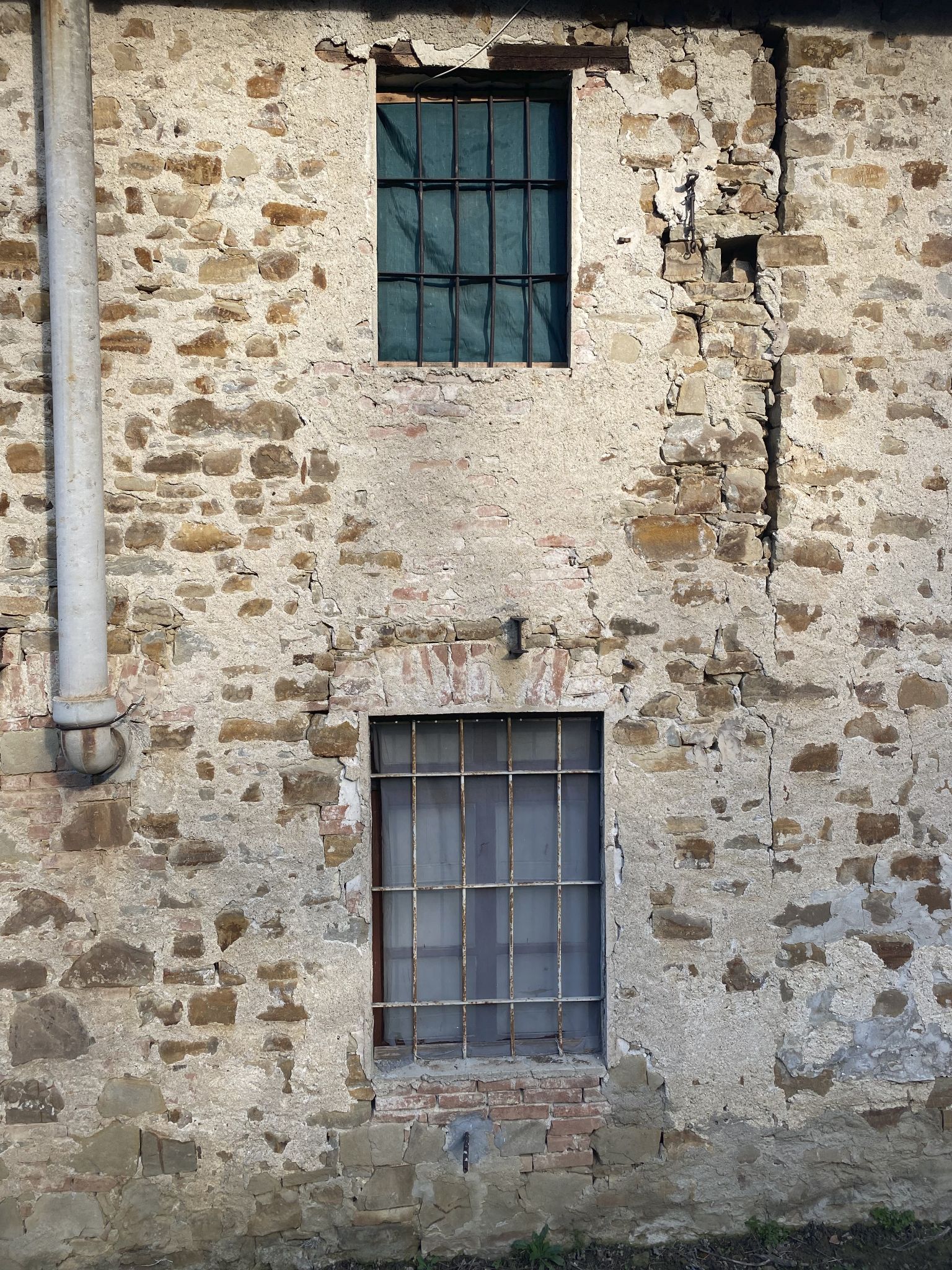 012 achterkant huis  keukenraam slaapkamerraam en schoorsteen